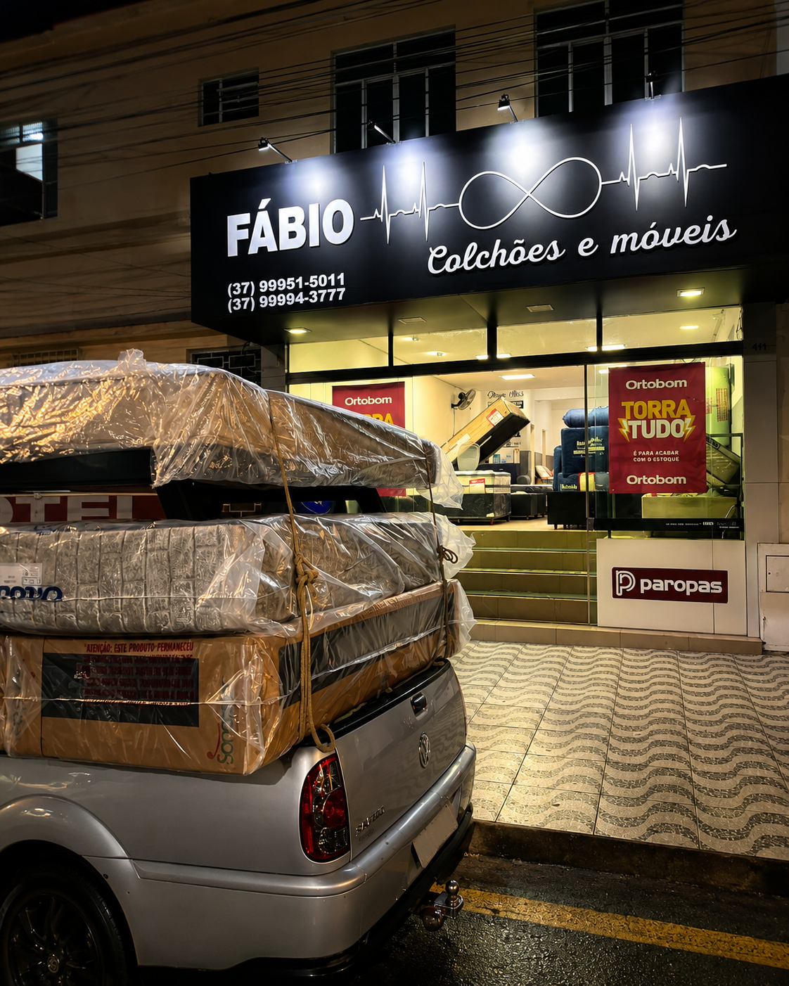 Fachada da Fábio Colchões Arcos com colchões preparados para entrega