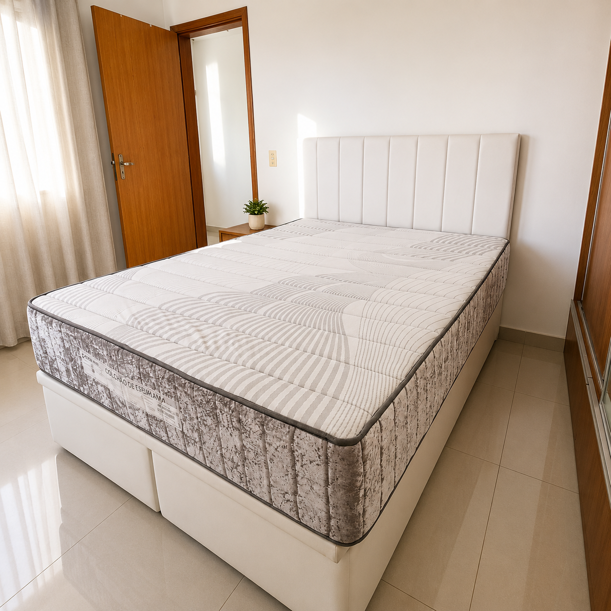 Colchão instalado em quarto de cliente