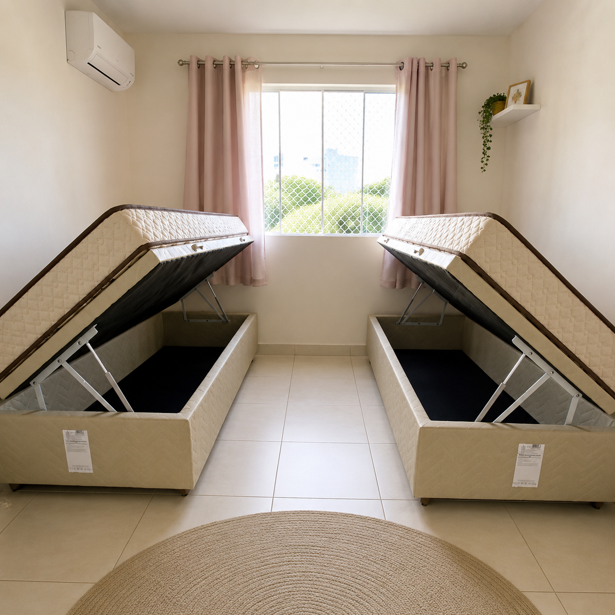 Dois baús box solteiro instalados em quarto de cliente